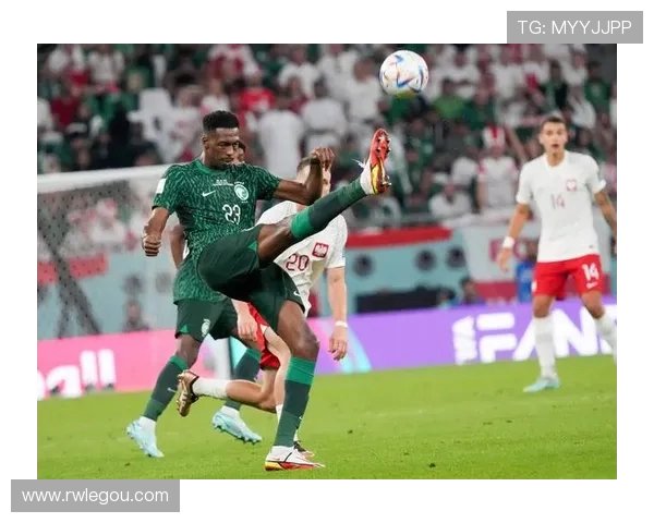 马赫雷斯携手知名说唱歌手亮相共同演绎阿尔及利亚国家队全新战袍